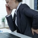 Dores de cabeça frequentes podem estar associadas a problemas na coluna