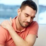 Dor nos ombros pode ser influenciada por problemas na coluna cervical