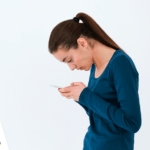 Dor nas costas: causa pode ser seu celular